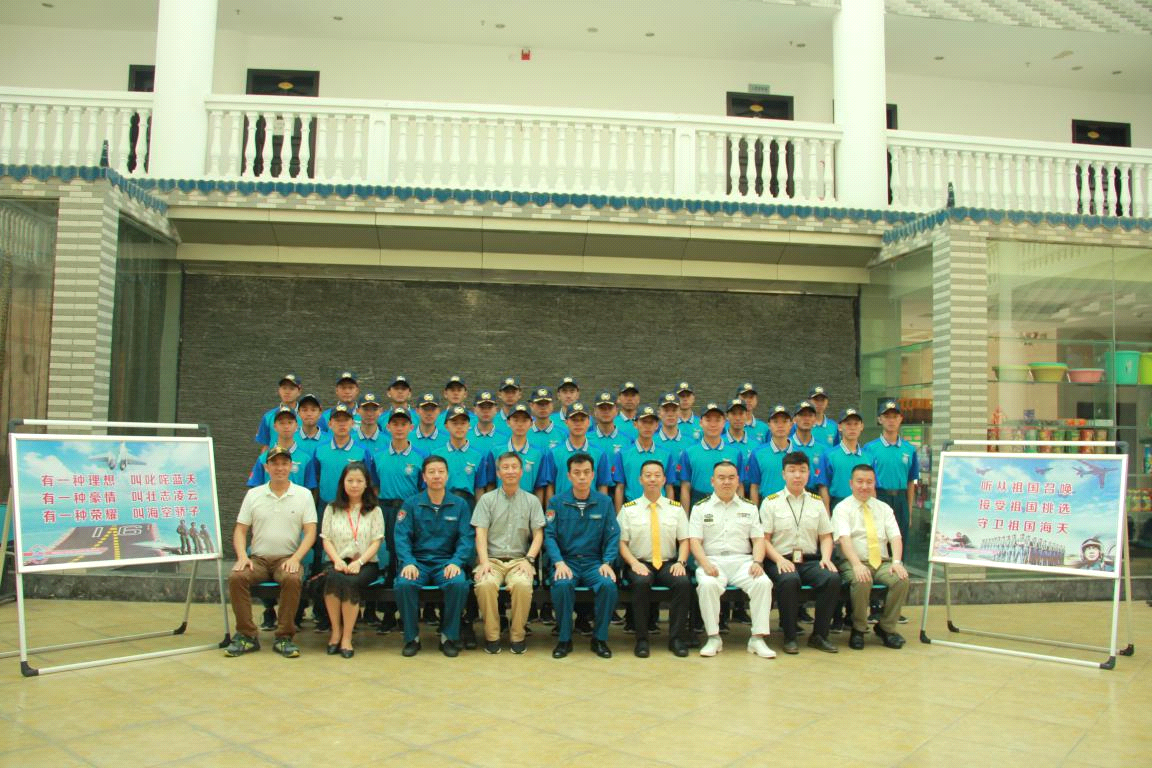海軍青少年航空學校學生在海航航校順利開飛